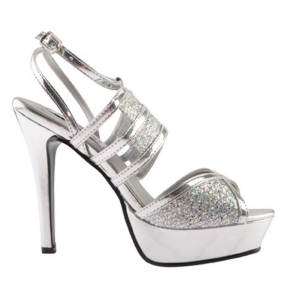 Dyeables Shoes - Women’s Rumer Platform Sandals New in original box